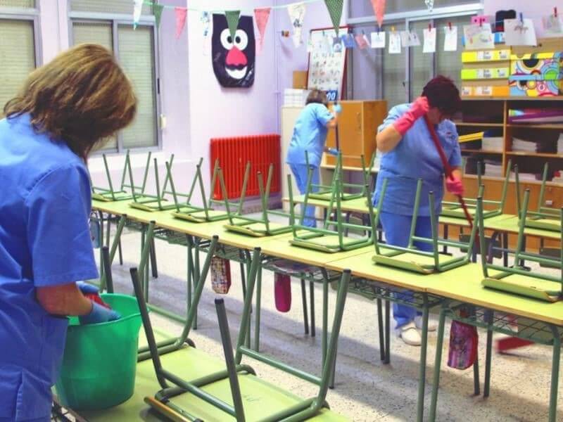 Να ανανεωθούν για ένα έτος οι συμβάσεις για τις σχολικές καθαρίστριες ζητά ο Δήμος Ελευσίνας