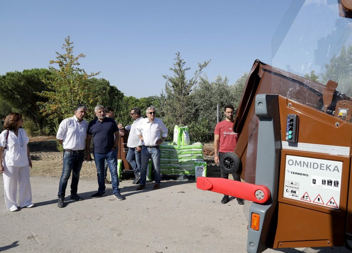 Παράδοση 2 απορριμματοφόρων συλλογής βιοαποβλήτων και καφέ κάδων ειδικής ανακύκλωσης από την Περιφέρεια Αττικής στον Δήμο Βριλησσίων