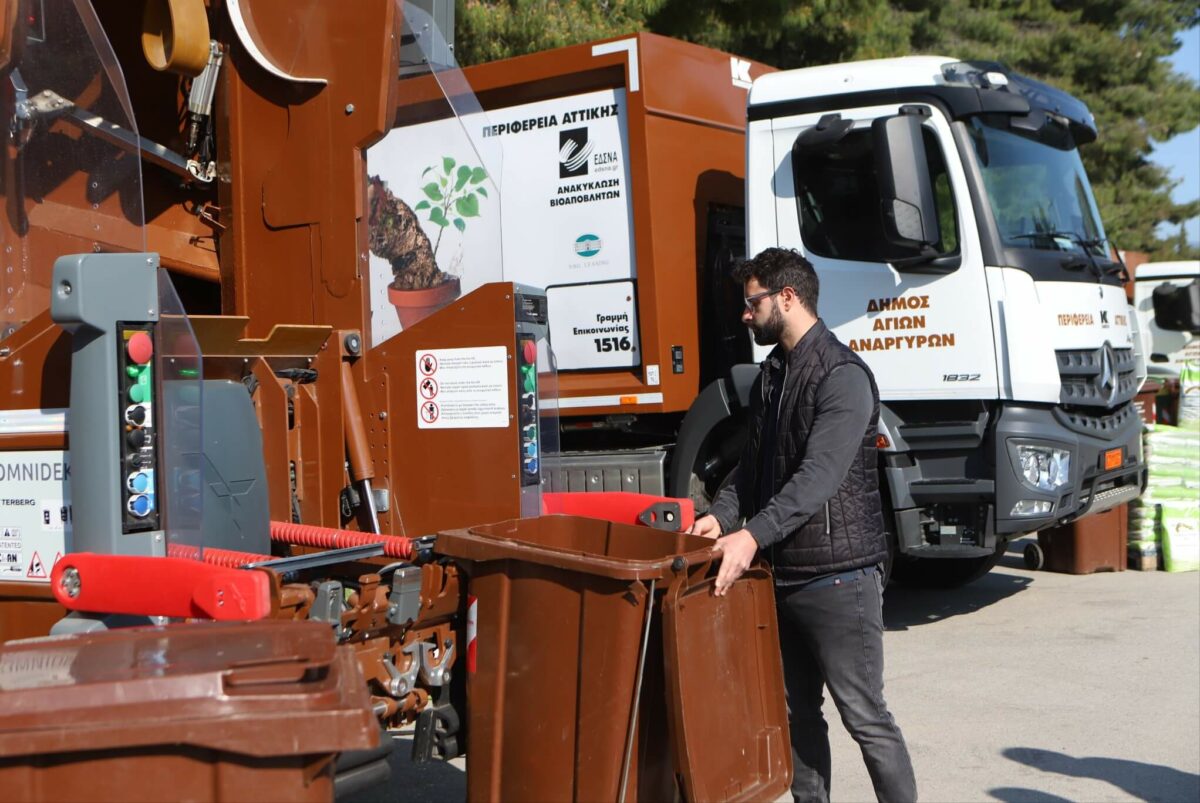 Παράδοση εξοπλισμού για την ανακύκλωση βιοαποβλήτων από τον Γ. Πατούλη στον Δήμο Αγ. Αναργύρων – Καματερού